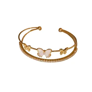 Elegante brazalete dorado de doble capa con mariposas de circón y banda de cristaux