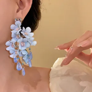 Eleganti orecchini a nappa con fiori blu e perno a cuore per look estivo da vacanza