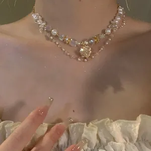 Elegante zweilagige Perlen- und Kristall-Herzhalskette für den edlen Vintage-Stil.
