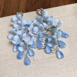 Eleganti orecchini a fiori di stoffa blu con borchie a cuore e pendenti a goccia in vetro