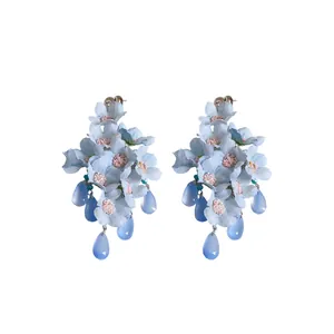 Eleganti orecchini floreali azzurri con nappe in vetro a goccia per uno stile estivo da vacanza.