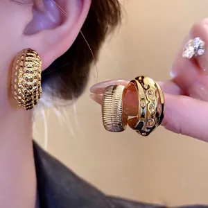 Elegante conjunto de pendientes de botón texturizados dorados en forma de C estilo vintage