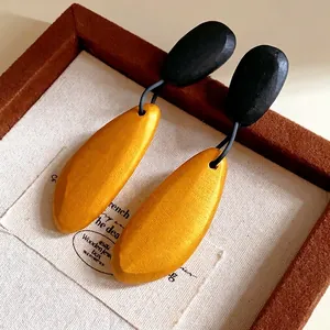 Elegantes pendientes vintage de madera en forma de gota, acabado amarillo y negro