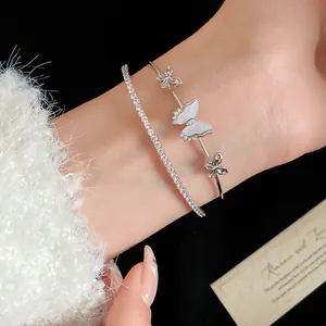 Primer plano de una pulsera de doble capa plateada con mariposas de circón