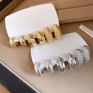 Set de pendientes de aro en forma de C dorados y plateados con texturas acanaladas y martilladas