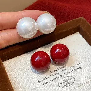 Orecchini a perno minimalisti francesi con sfere rosse e bianche per donne eleganti