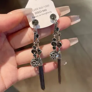 Elegante Vintage S925 Silber Nadel lange Quastenohrringe mit dunklen Kristallkugeln