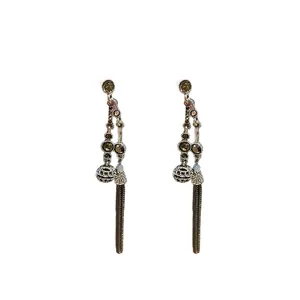 Elegante silberne Ohrringe mit Kristallkugel und Metallquaste im edlen Vintage-Stil