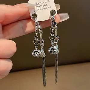 Detailaufnahme von eleganten Vintage Silber-Quastenohrringen mit dunklen Strasskugeln
