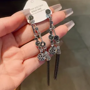 Detailansicht der eleganten Silbernadel-Quastenohrringe mit dunklen Strasssteinen