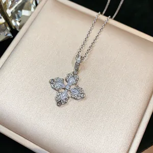 Elegante collana a croce floreale con pietre bianche marquise e zirconi brillanti