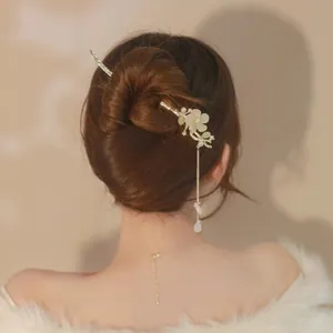 Eleganter Retro Blumen Haarstab mit langem Quasten Accessoire in einem Haarknoten