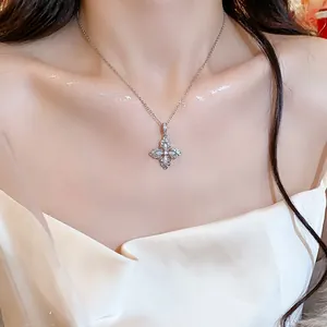 Primo piano dettagliato di un ciondolo a fiore in zircone argento sul collo di un modello.