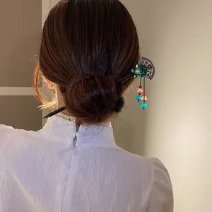Detailansicht einer Retro-Holzhaarnadel mit Fächeranhänger und grünen Perlenquasten für Hanfu.