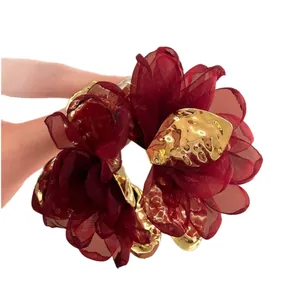 Grandi orecchini a fiore in chiffon bordeaux con eleganti dettagli in metallo dorato