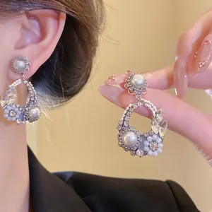 Eleganti orecchini a cerchio francesi in argento con perle e cristalli