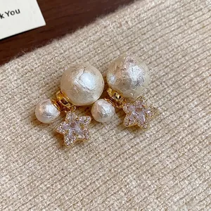 Elegante französische vergoldete Sternohrringe mit Zirkoniasteinen und Perlen