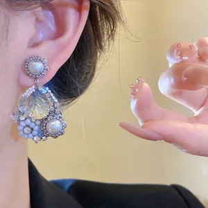 Primo piano dettagliato di orecchini pendenti in stile vintage francese con perle