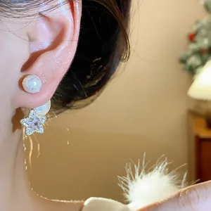 Nahaufnahme eines vergoldeten Stern-Ohrrings im Vintage-Stil mit Zirkonia und Perle