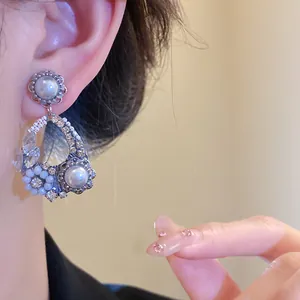 Eleganti orecchini pendenti in stile francese con perle e cristalli su perni in argento.