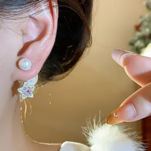 Elegante Nahaufnahme von vergoldeten Sternohrringen mit Zirkonia und Perlen im Retro-Luxus-Stil