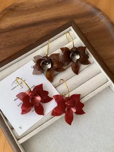 Vintage-Ohrringe aus Harzblüten in Rot und Schildpatt-Optik für modische Frauen.