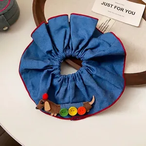 Haargummi aus blauem Denim mit süßem Dackel-Patch und bunten Knöpfen für Damen