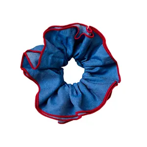 Stilvolles blaues Denim-Haargummi mit eleganten roten Paspelkanten für Damen-Haarstyling