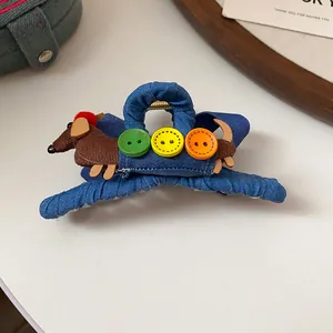 Detail der süßen Denim-Haarklammer mit Dackel und bunten Knöpfen