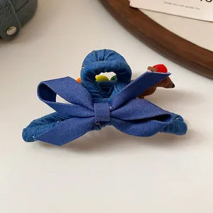 Detail einer koreanischen blauen Denim-Haarklammer mit einer eleganten Bandschleife