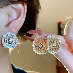 Lussuosi Orecchini a Bottone a Rete Cava Ovali Placcati Oro 18K Con Perno in Argento Sterling 925 Zirconia e Perla Artificiale Gioielli Donna