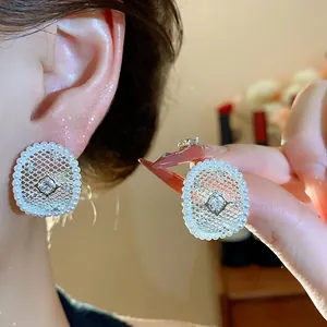 Eleganti orecchini in argento placcato oro 18k con zircone centrale e bordo in perle
