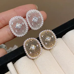 Squisiti orecchini a lobo in maglia placcati oro 18k con perle lucide e zirconi brillanti