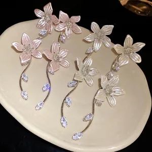 Eleganti Orecchini a Pendente con Nappina a Fiore Con Perno in Argento Sterling 925 Zirconia Perla Artificiale Gioielli Resort per Donna