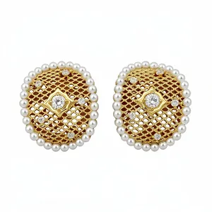 Eleganti orecchini placcati oro 18 carati con bordo in perle e maglia in zirconi