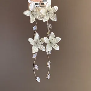 Eleganti orecchini pendenti con fiori di zirconi bianchi e perle per uno stile vacanza