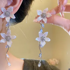 Eleganti orecchini a nappa lunga con fiori in zircone e petali rosa chiaro, finitura argento.