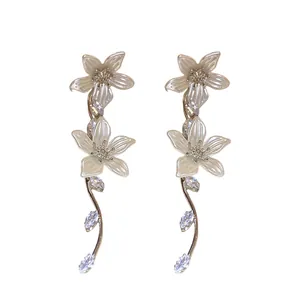 Eleganti orecchini pendenti con fiori di zircone e perla per un look fresco e dolce da vacanza