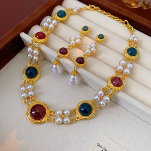 Vue détaillée d'une parure de bijoux vintage de style palais avec perles et gemmes