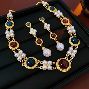Parure de bijoux de style cour vintage avec pierres précieuses et fleurs de perles
