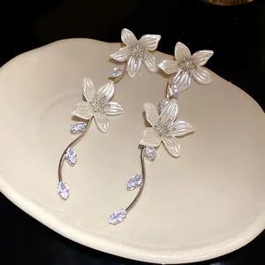 Dettaglio orecchini floreali eleganti con perle e zirconi taglio marquise brillanti