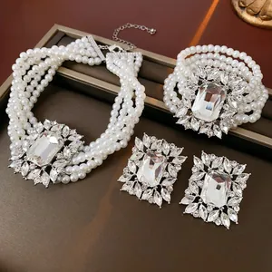 Detailaufnahme des Vintage Perlen-Schmucksets mit großen Kristallen und Blumenmotiven
