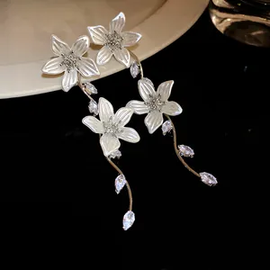 Vista dettagliata di eleganti orecchini a fiore bianco con zirconi a marquise.