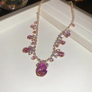 Élégant collier de style vintage avec pierres roses en forme de poire et fini doré