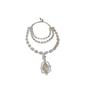 Übertriebene Vintage-Strass-Halskette mit einem großen Wassertropfen-Kristallanhänger