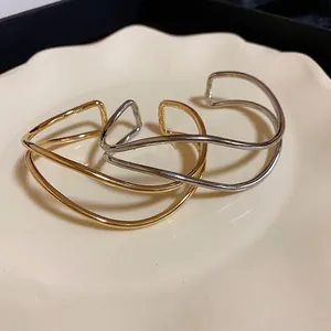 Bracciali a polsino aperti multistrato incrociati minimalisti in metallo oro e argento