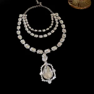 Elegante mehrlagige Strasskette mit großem Wassertropfen-Kristallanhänger Detail