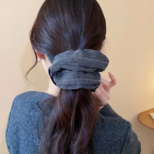 Chouchou élégant en tissu à rayures grises sur queue de cheval, accessoire cheveux minimaliste
