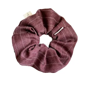 Chouchou en tissu rayé marron de style coréen avec un tissage élégant à chevrons
