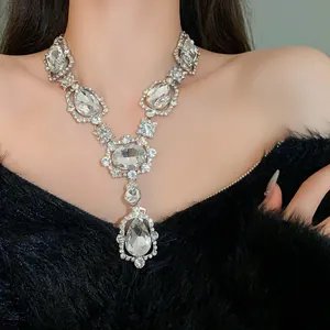 Detailansicht einer luxuriösen, übergroßen Tropfen-Strass-Halskette an einem Modell